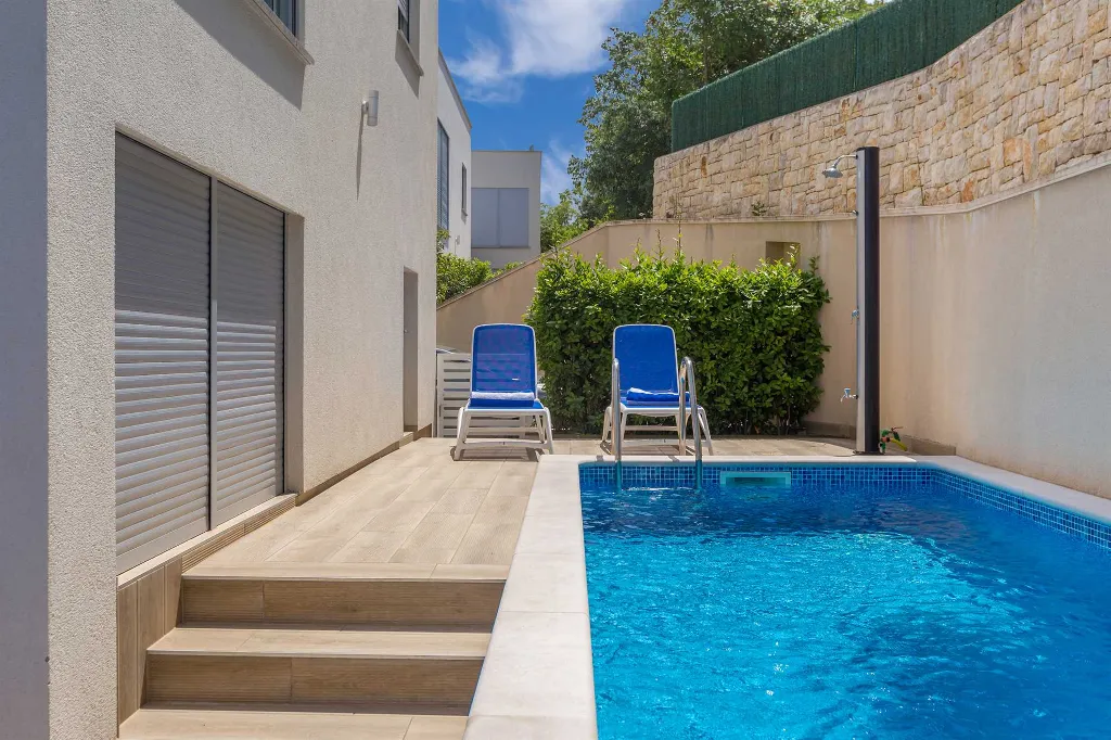 3-Bedroom Villa with Heated Pool and Jacuzzi in Malinska