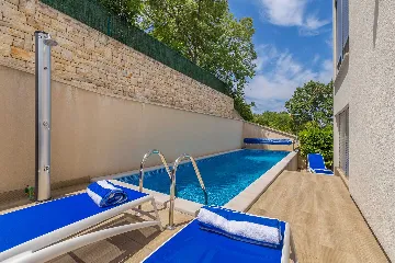 3-Bedroom Villa with Heated Pool and Jacuzzi in Malinska