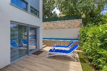 3-Bedroom Villa with Heated Pool and Jacuzzi in Malinska