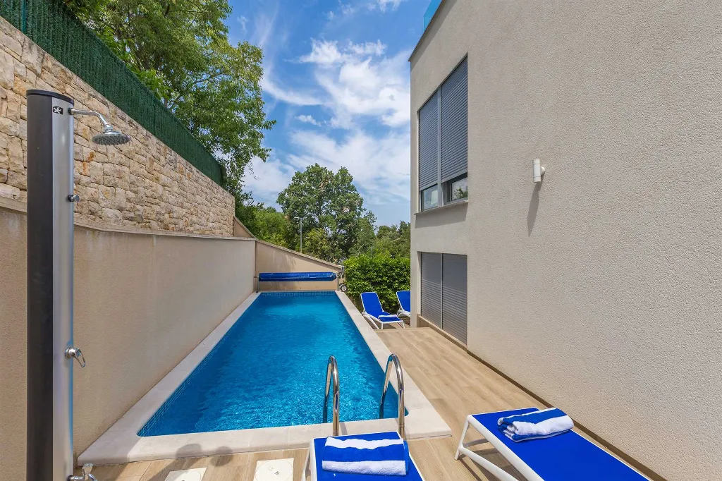 3-Bedroom Villa with Heated Pool and Jacuzzi in Malinska