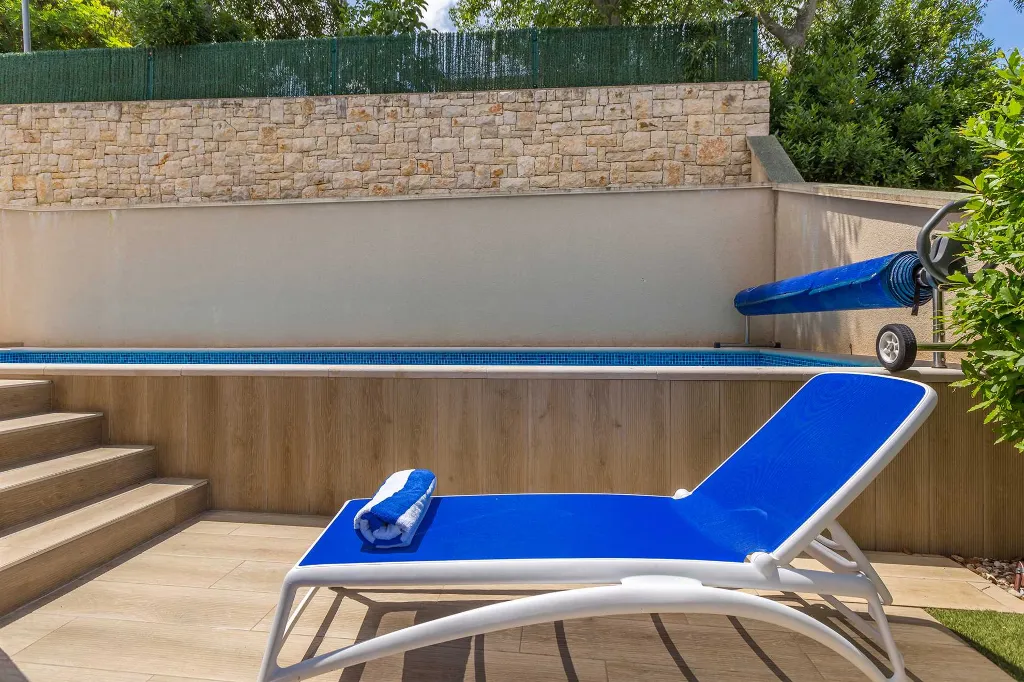 3-Bedroom Villa with Heated Pool and Jacuzzi in Malinska