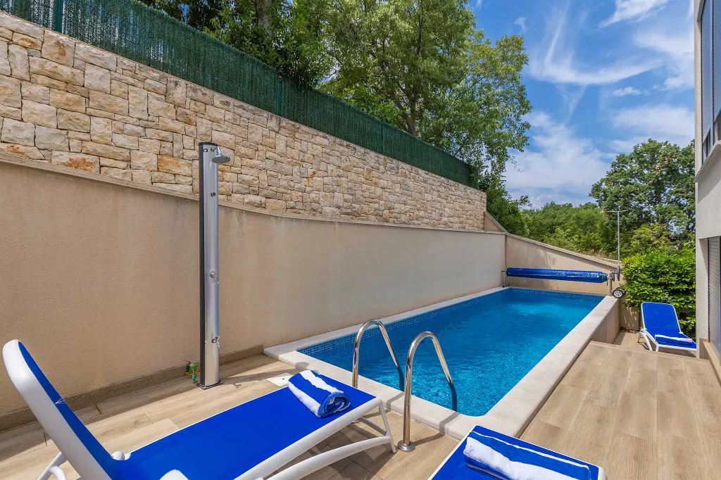 3-Bedroom Villa with Heated Pool and Jacuzzi in Malinska