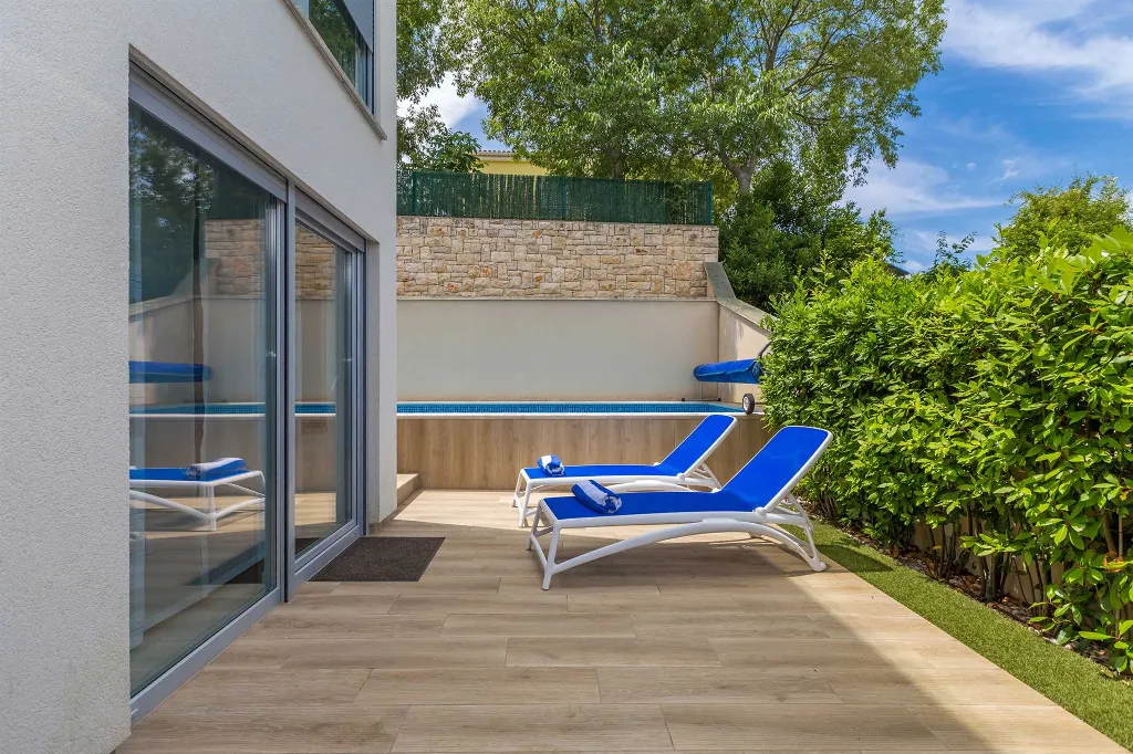 3-Bedroom Villa with Heated Pool and Jacuzzi in Malinska