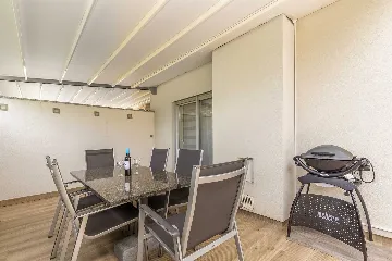 3-Bedroom Villa with Heated Pool and Jacuzzi in Malinska