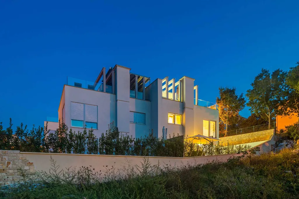 3-Bedroom Villa with Heated Pool and Jacuzzi in Malinska