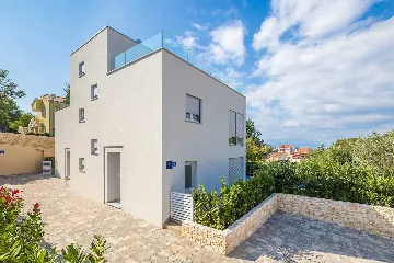 3-Bedroom Villa with Heated Pool and Jacuzzi in Malinska