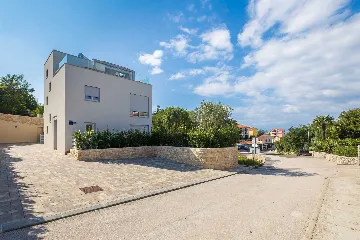 3-Bedroom Villa with Heated Pool and Jacuzzi in Malinska