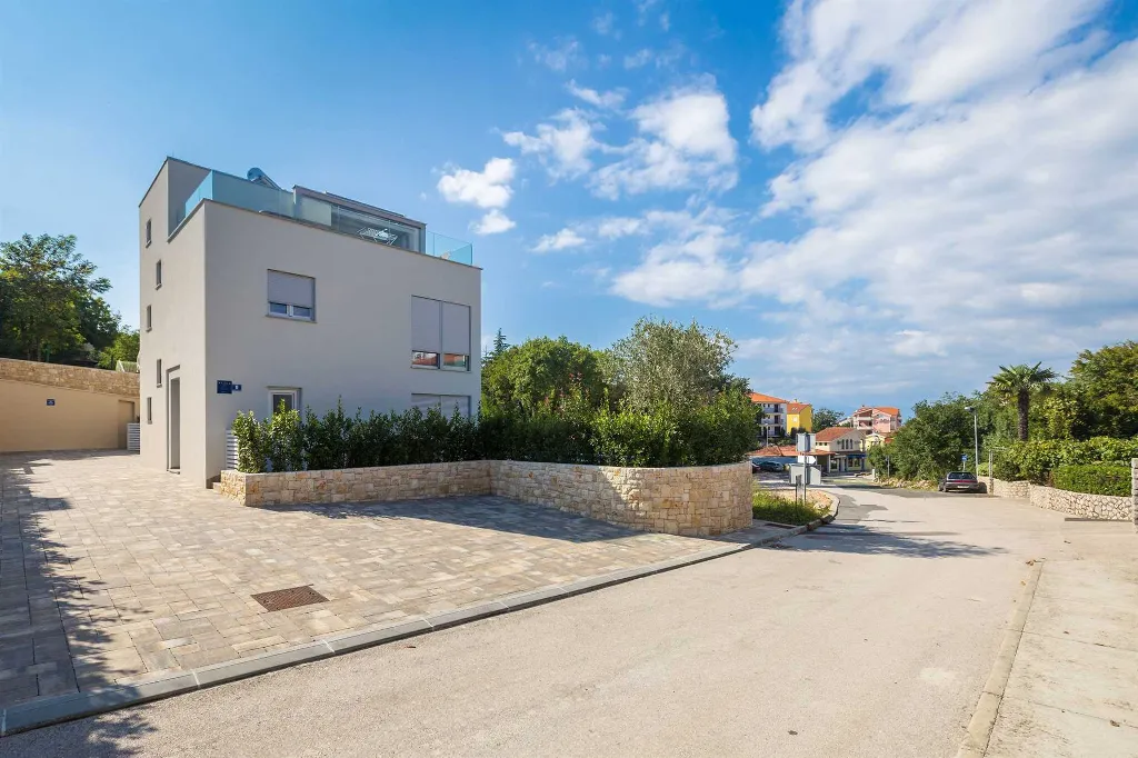 3-Bedroom Villa with Heated Pool and Jacuzzi in Malinska
