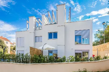 3-Bedroom Villa with Heated Pool and Jacuzzi in Malinska