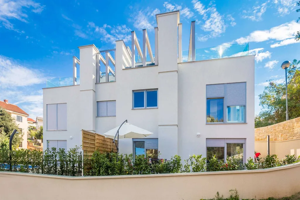 3-Bedroom Villa with Heated Pool and Jacuzzi in Malinska