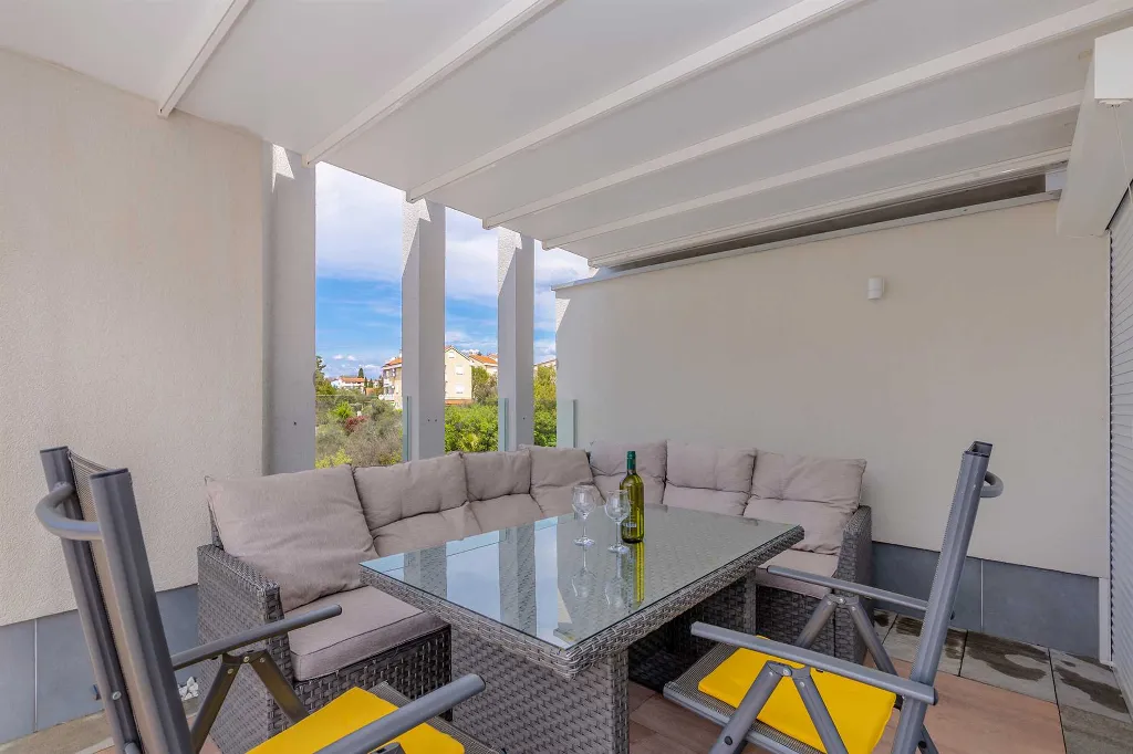 3-Bedroom Villa with Heated Pool and Jacuzzi in Malinska
