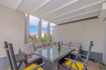 3-Bedroom Villa with Heated Pool and Jacuzzi in Malinska