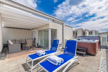 3-Bedroom Villa with Heated Pool and Jacuzzi in Malinska