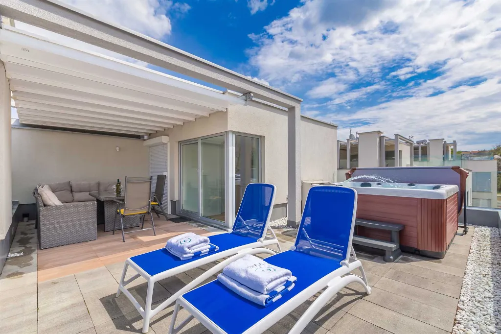 3-Bedroom Villa with Heated Pool and Jacuzzi in Malinska