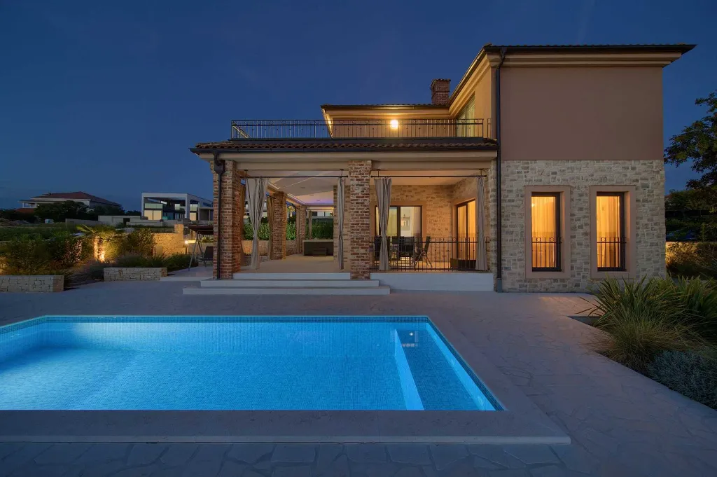 Villa with Private Pool, Jacuzzi & Sauna in Linardići
