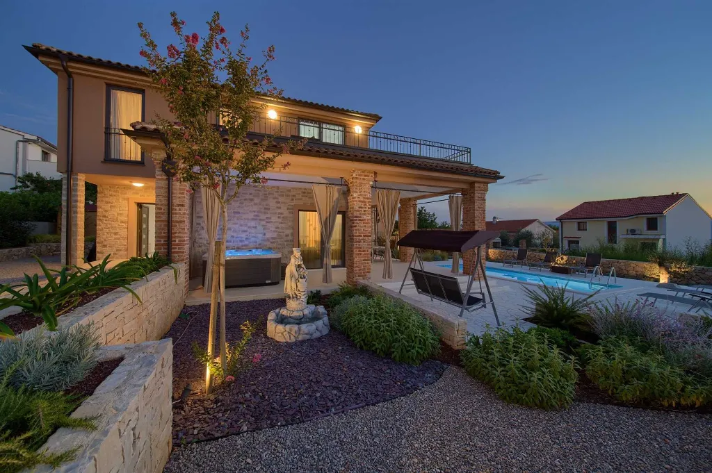 Villa with Private Pool, Jacuzzi & Sauna in Linardići