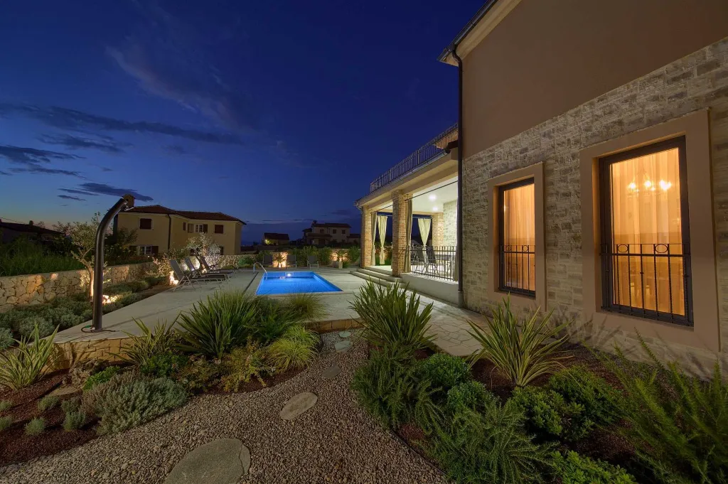 Villa with Private Pool, Jacuzzi & Sauna in Linardići