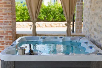 Villa with Private Pool, Jacuzzi & Sauna in Linardići