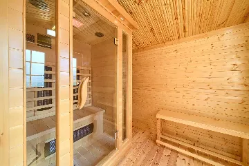 Villa with Private Pool, Jacuzzi & Sauna in Linardići