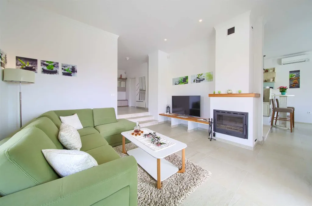 Villa with Private Pool, Jacuzzi & Sauna in Linardići