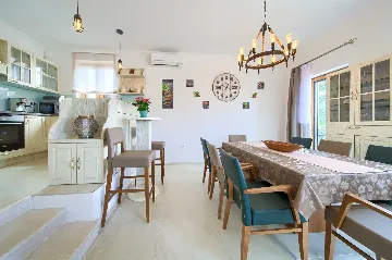 Villa with Private Pool, Jacuzzi & Sauna in Linardići