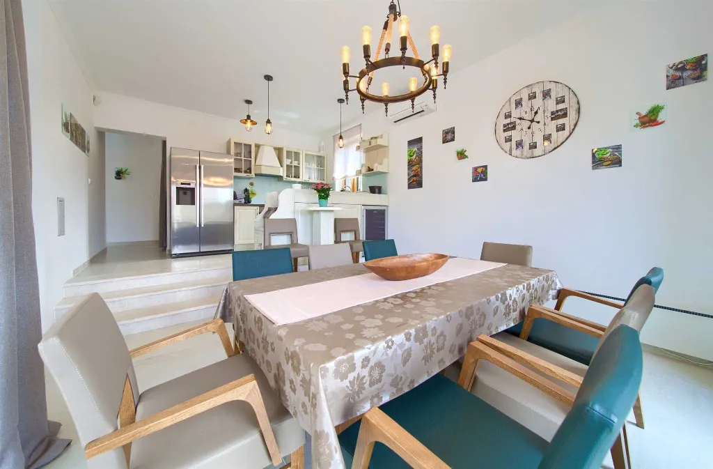 Villa with Private Pool, Jacuzzi & Sauna in Linardići