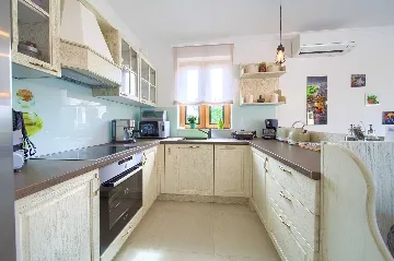 Villa with Private Pool, Jacuzzi & Sauna in Linardići