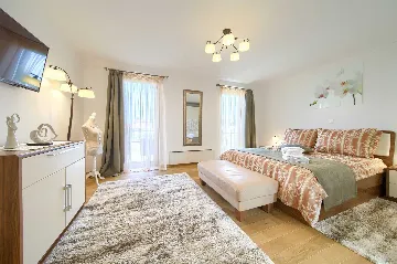 Villa with Private Pool, Jacuzzi & Sauna in Linardići