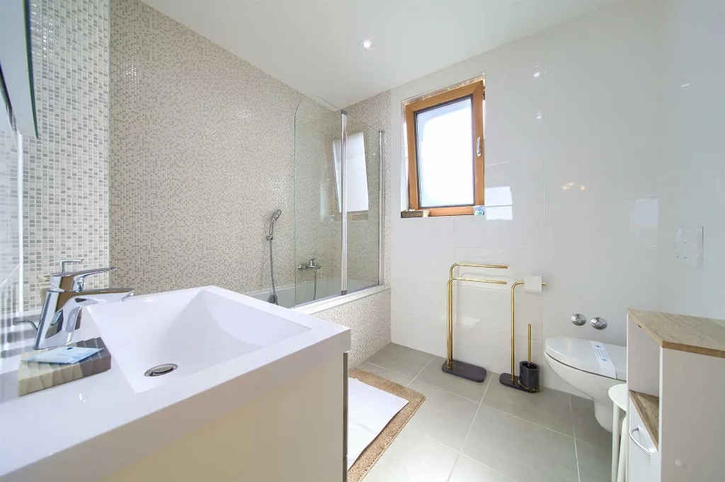 Villa with Private Pool, Jacuzzi & Sauna in Linardići