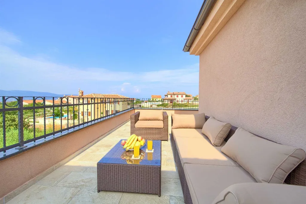Villa with Private Pool, Jacuzzi & Sauna in Linardići