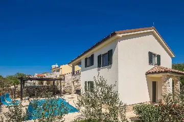 Spacious 4-Bedroom House with Sea View in Brzac
