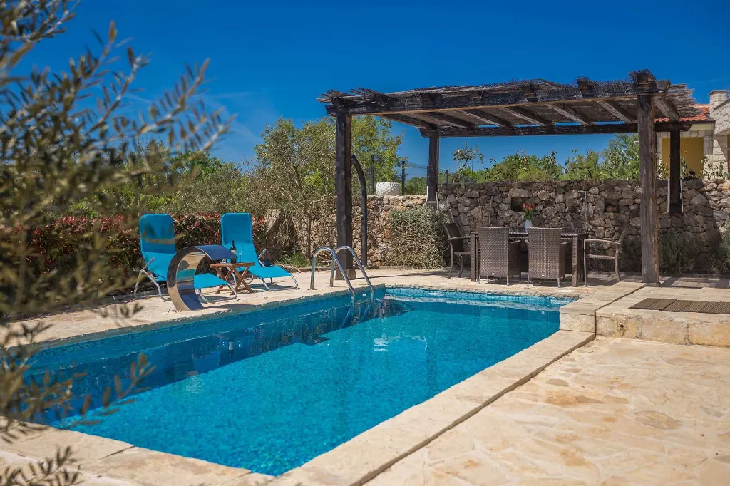Spacious 4-Bedroom House with Sea View in Brzac
