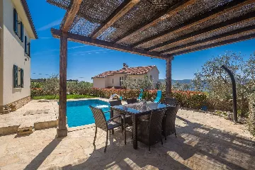 Spacious 4-Bedroom House with Sea View in Brzac