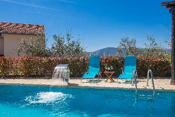 Spacious 4-Bedroom House with Sea View in Brzac