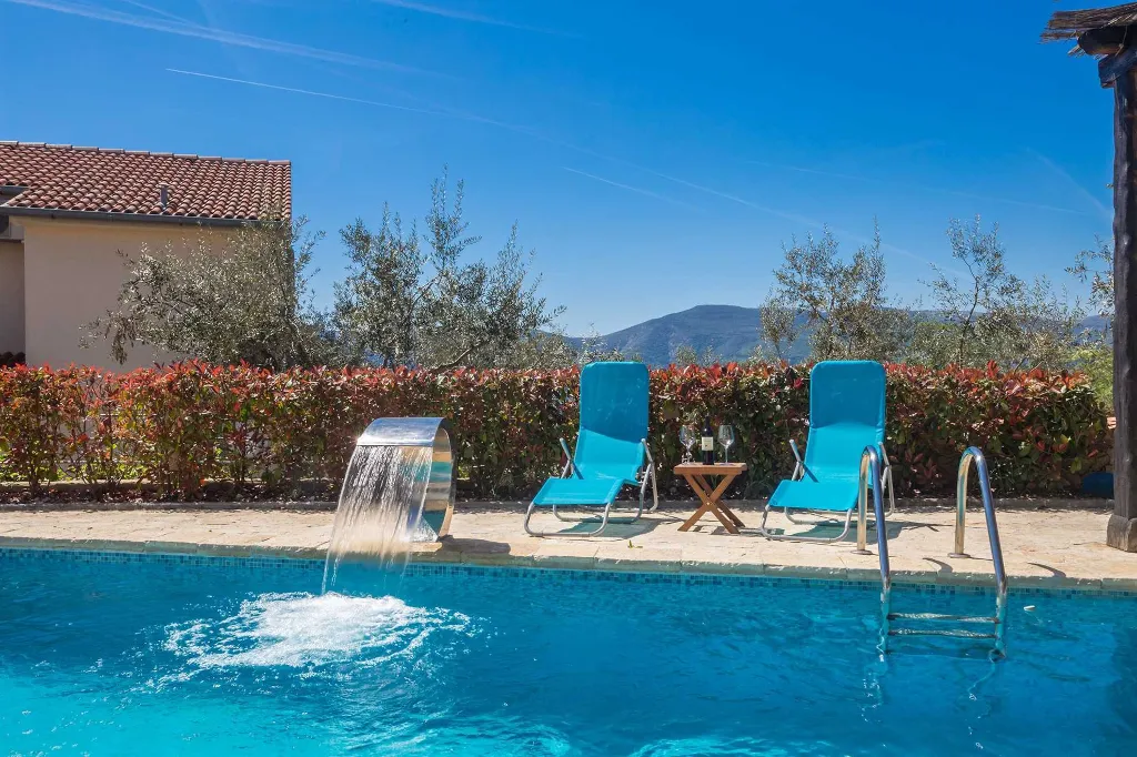 Spacious 4-Bedroom House with Sea View in Brzac