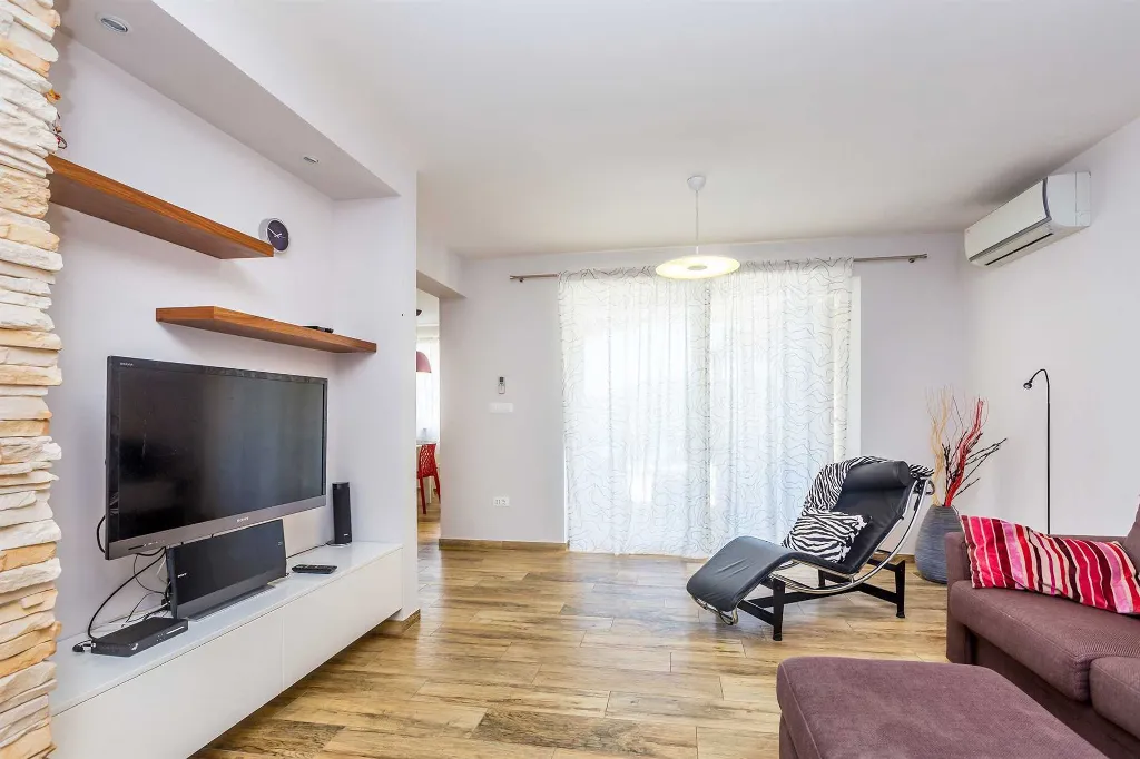 Spacious 4-Bedroom House with Sea View in Brzac