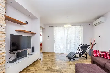 Spacious 4-Bedroom House with Sea View in Brzac