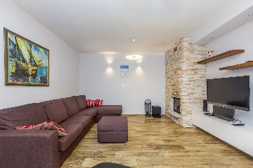 Spacious 4-Bedroom House with Sea View in Brzac