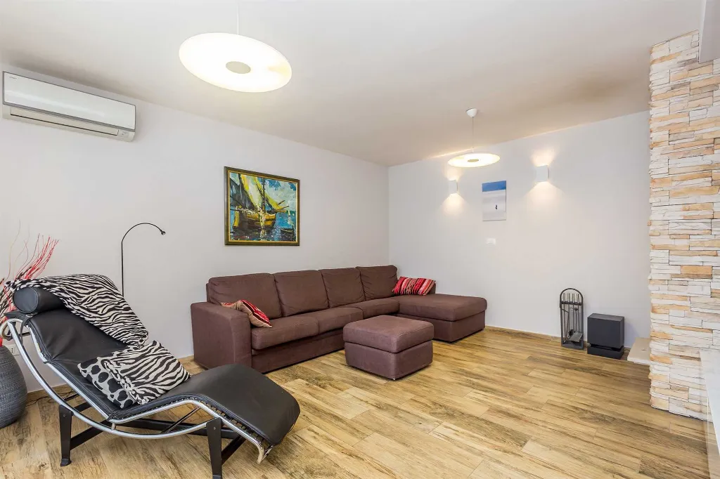 Spacious 4-Bedroom House with Sea View in Brzac