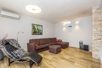 Spacious 4-Bedroom House with Sea View in Brzac