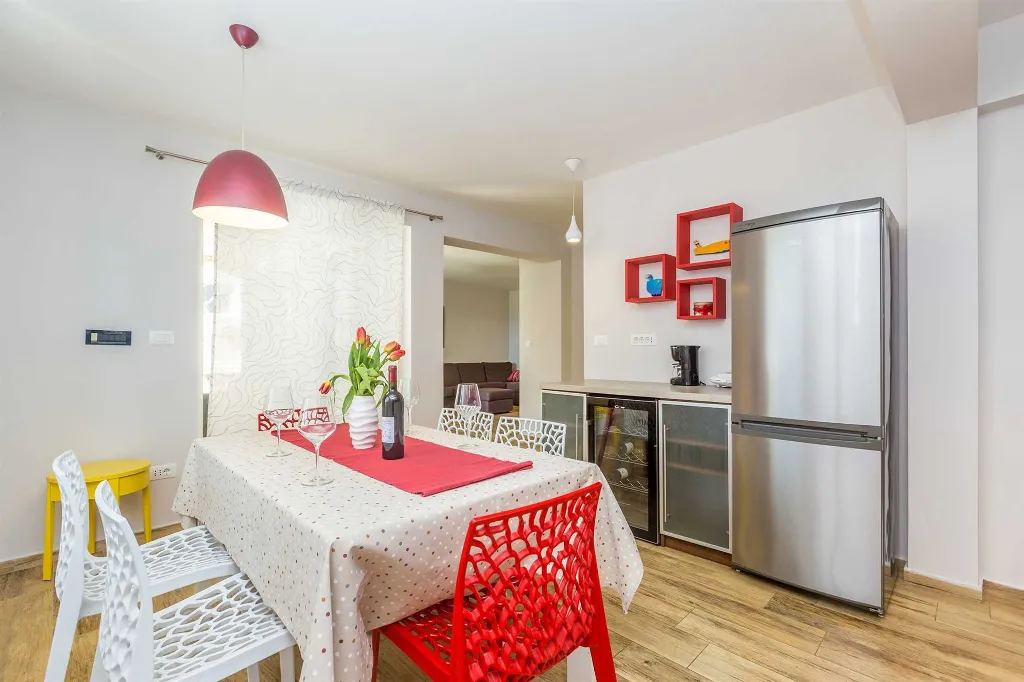 Spacious 4-Bedroom House with Sea View in Brzac