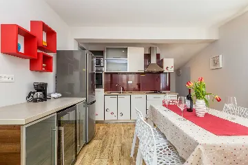 Spacious 4-Bedroom House with Sea View in Brzac