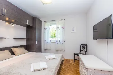 Spacious 4-Bedroom House with Sea View in Brzac