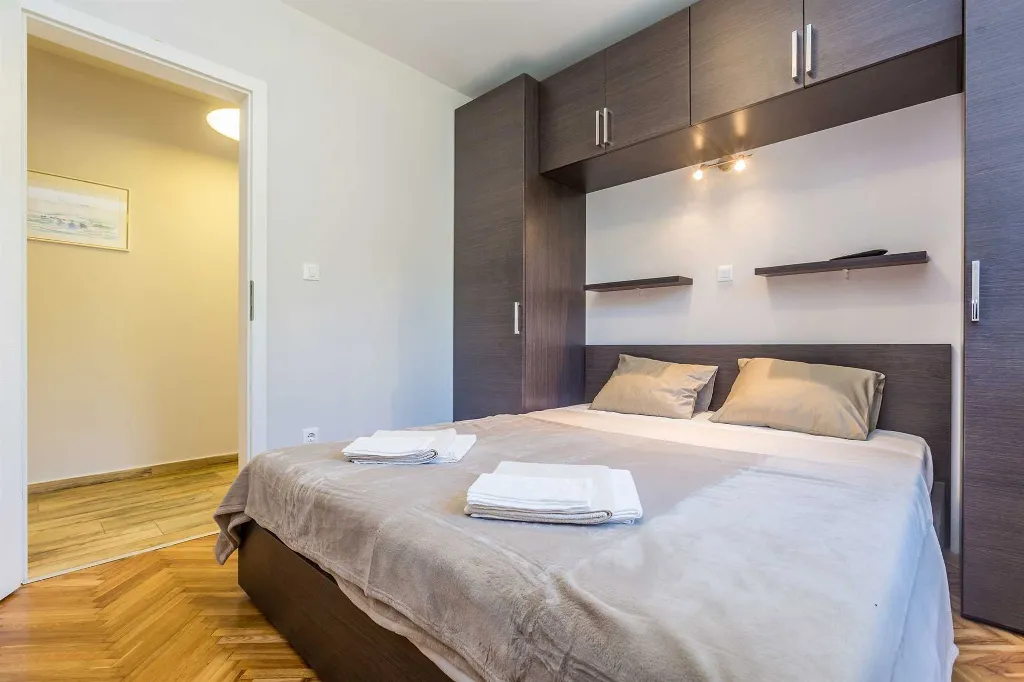 Spacious 4-Bedroom House with Sea View in Brzac
