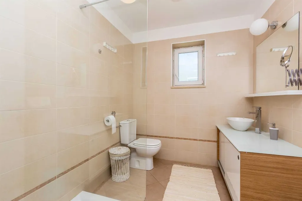 Spacious 4-Bedroom House with Sea View in Brzac