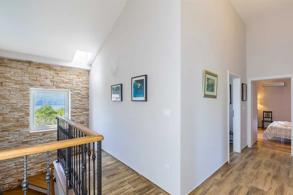 Spacious 4-Bedroom House with Sea View in Brzac