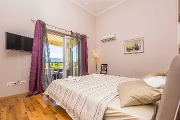 Spacious 4-Bedroom House with Sea View in Brzac