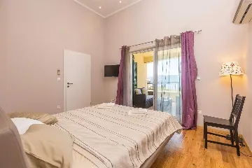 Spacious 4-Bedroom House with Sea View in Brzac