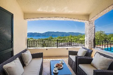 Spacious 4-Bedroom House with Sea View in Brzac