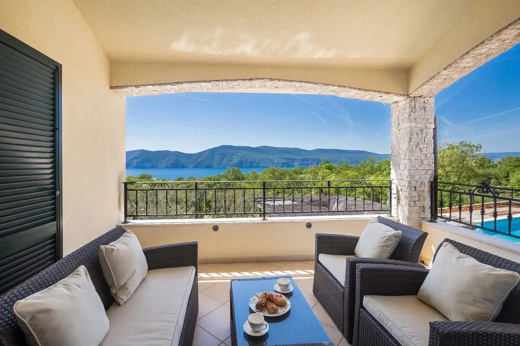 Spacious 4-Bedroom House with Sea View in Brzac
